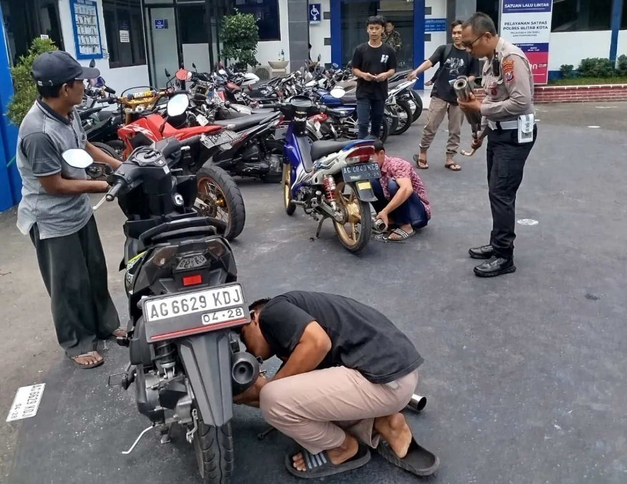 Masyarakat Datangi Polres Blitar Kota untuk Pasang Kelengkapan Motor yang Terkena Tilang