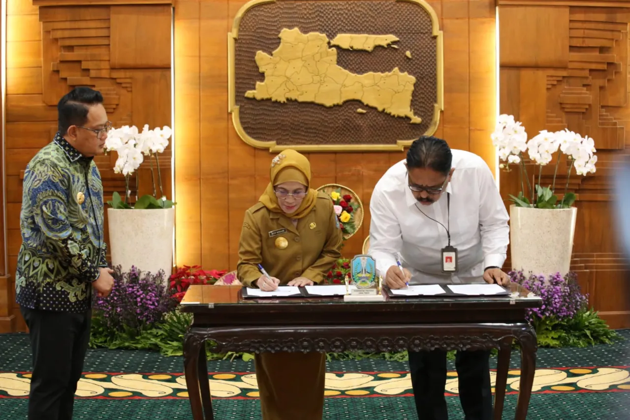 Tingkatkan SDM Kessos di Jatim, Pemprov Jatim Tandatangani Kerja Sama dengan Poltekesos Bandung