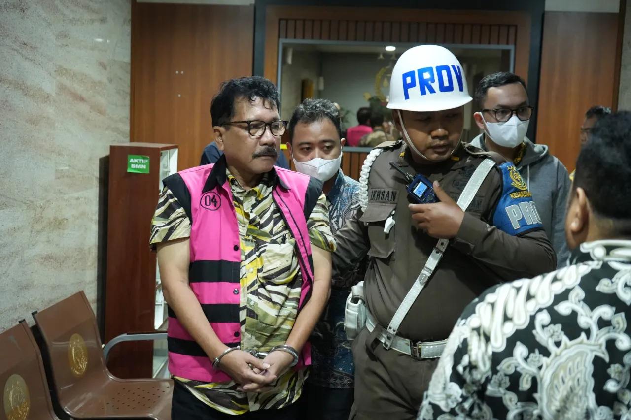 Dorong Zarof Ricar Bernyanyi