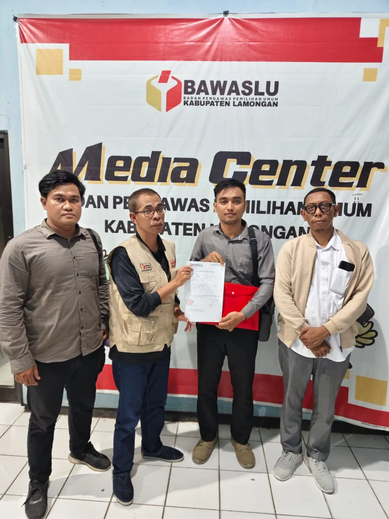 Baca juga : Sekda Lamongan Bersama 9 Pejabatnya Dilaporkan ke Bawaslu Oleh Tim Kuasa Hukum BAGUS