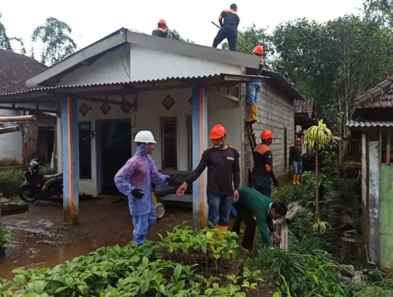 Angin Kencang Terjang 3 Rumah Warga di Malang, Tak Ada Korban Jiwa