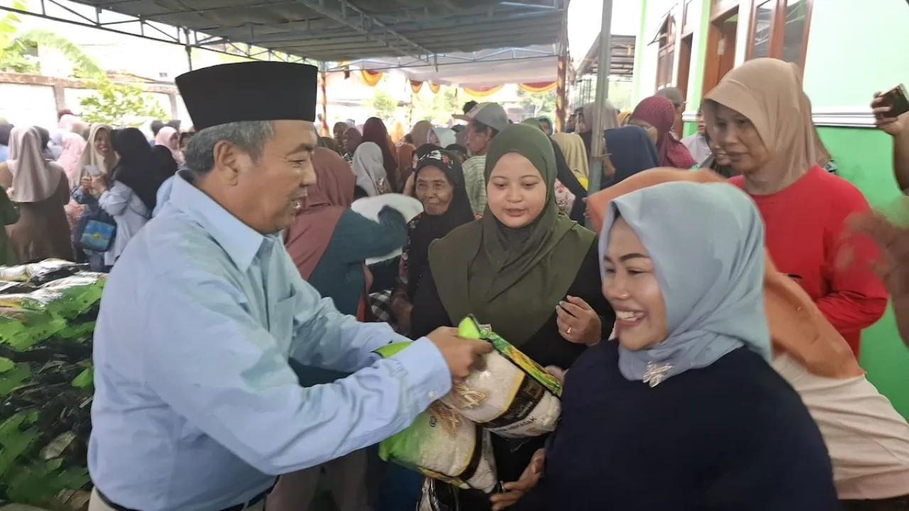 Budiono Bagikan Sembako di Bojonegoro, Syukuran Pelantikan Kabinet Prabowo-Gibran