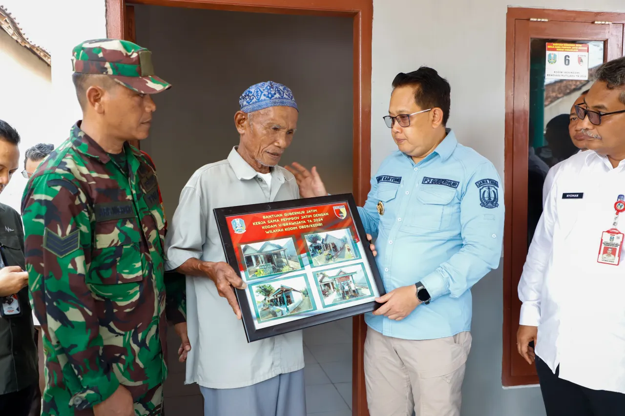 Pj Gubernur Adhy Serahkan Program Rehabilitasi Rutilahu Warga Tak Mampu di Kediri
