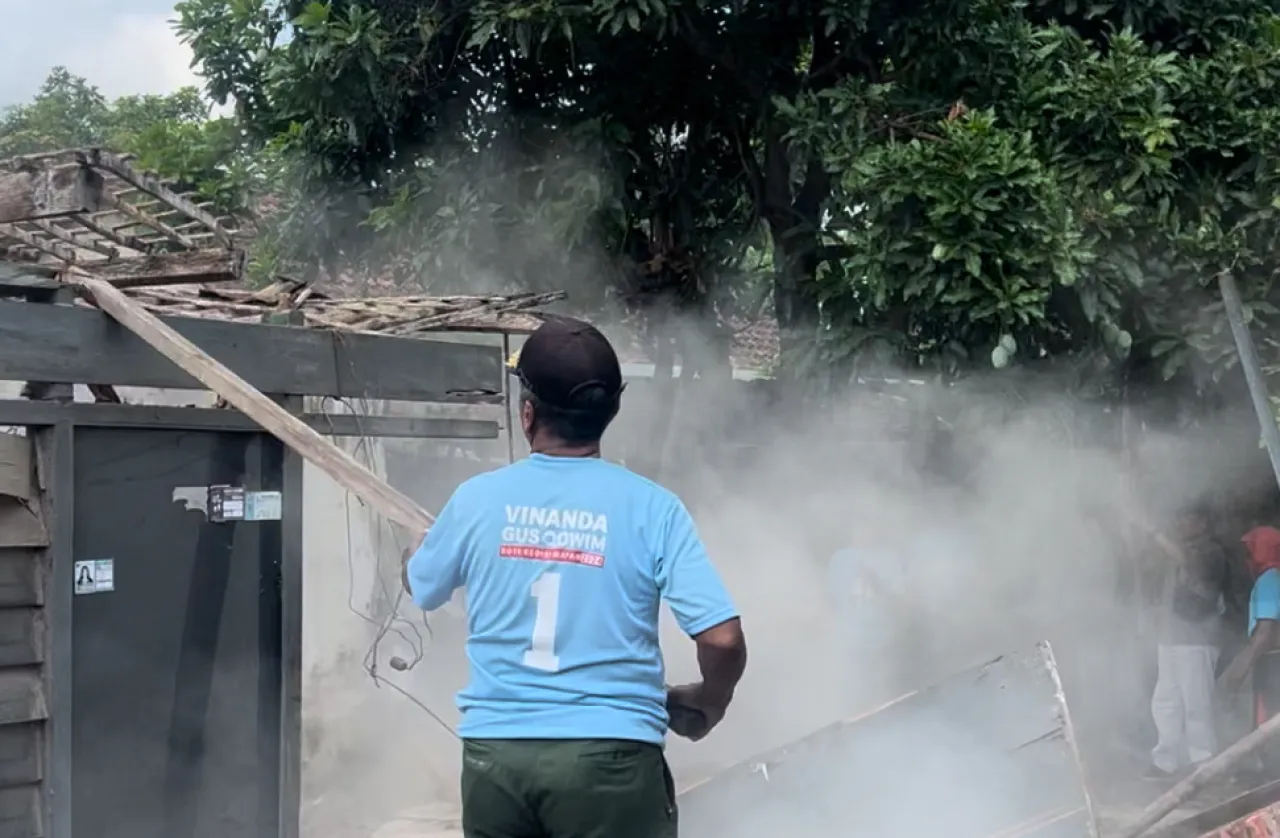 Tim Relawan Bolone Vinanda Gerak Cepat Bangun Rumah Reyot Lansia di Kota Kediri