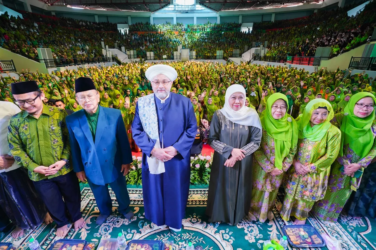 Hadiri Ta’dzim Maulid Nabi Bareng Eri Cahyadi, Khofifah Didoakan Syekh Afeefuddin Al Jailani