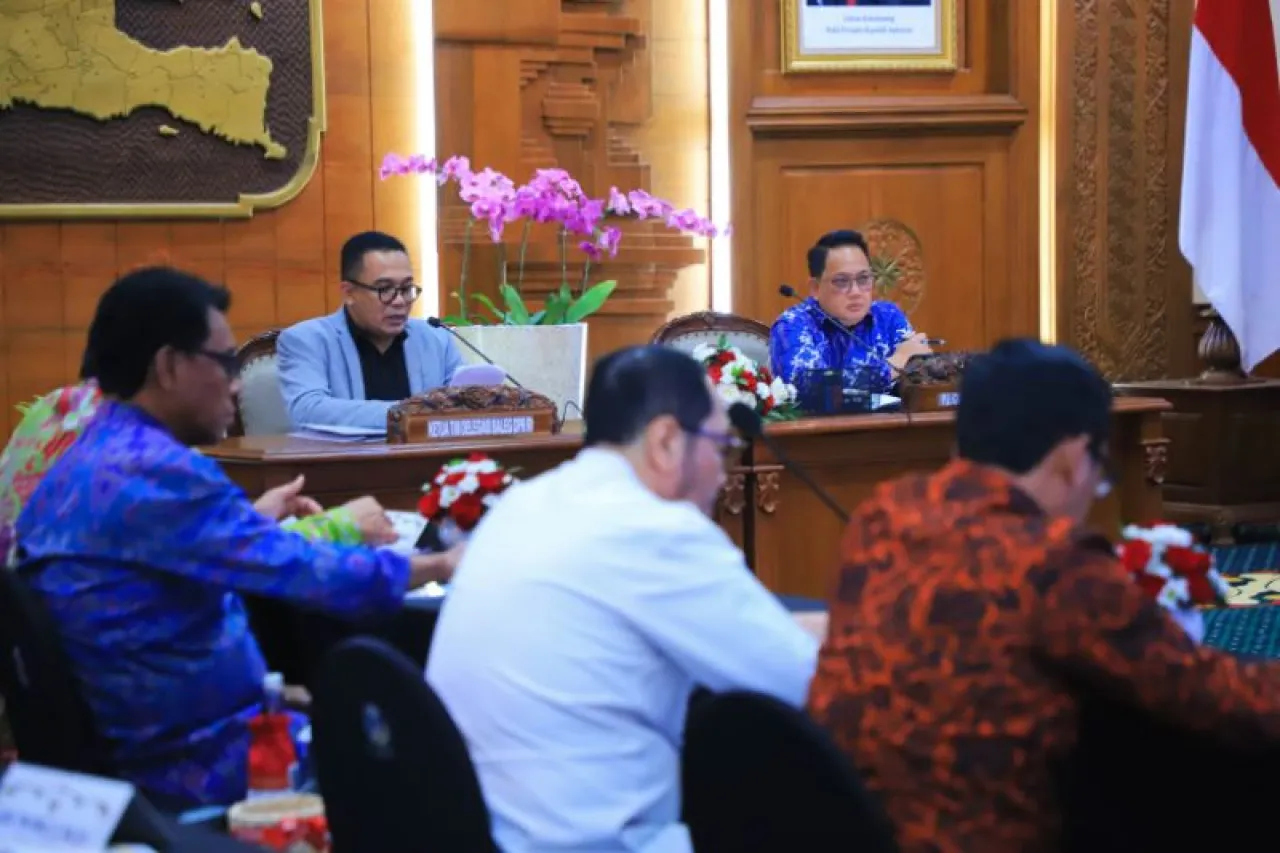 Terima Baleg DPR RI untuk Prolegnas, Pj. Gubernur Adhy Sebut Jatim Penghasil Rokok Terbesar di Indonesia