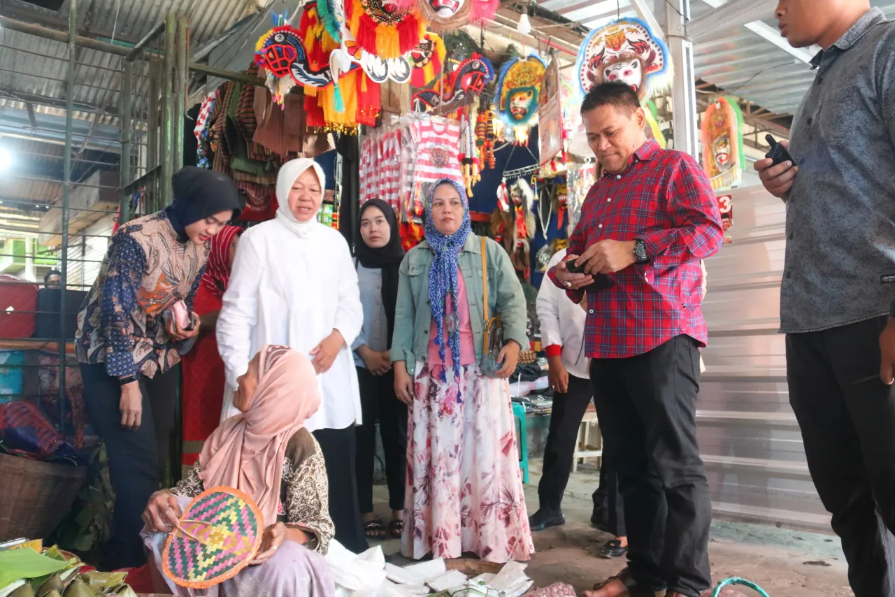 Risma Disambut Meriah di Pasar Gorang Gareng Magetan, Dorong Kemandirian Perajin Batik