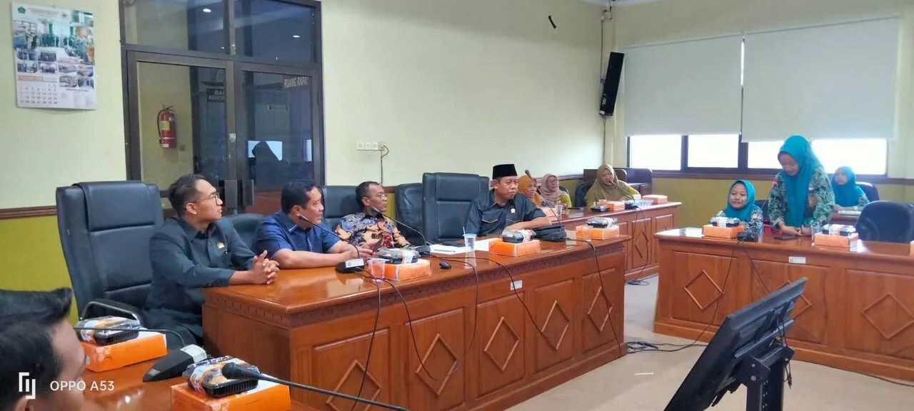 Belajar Suara Demokrasi, Siswa SMPN 3 Krian Kunjungi DPRD Sidoarjo