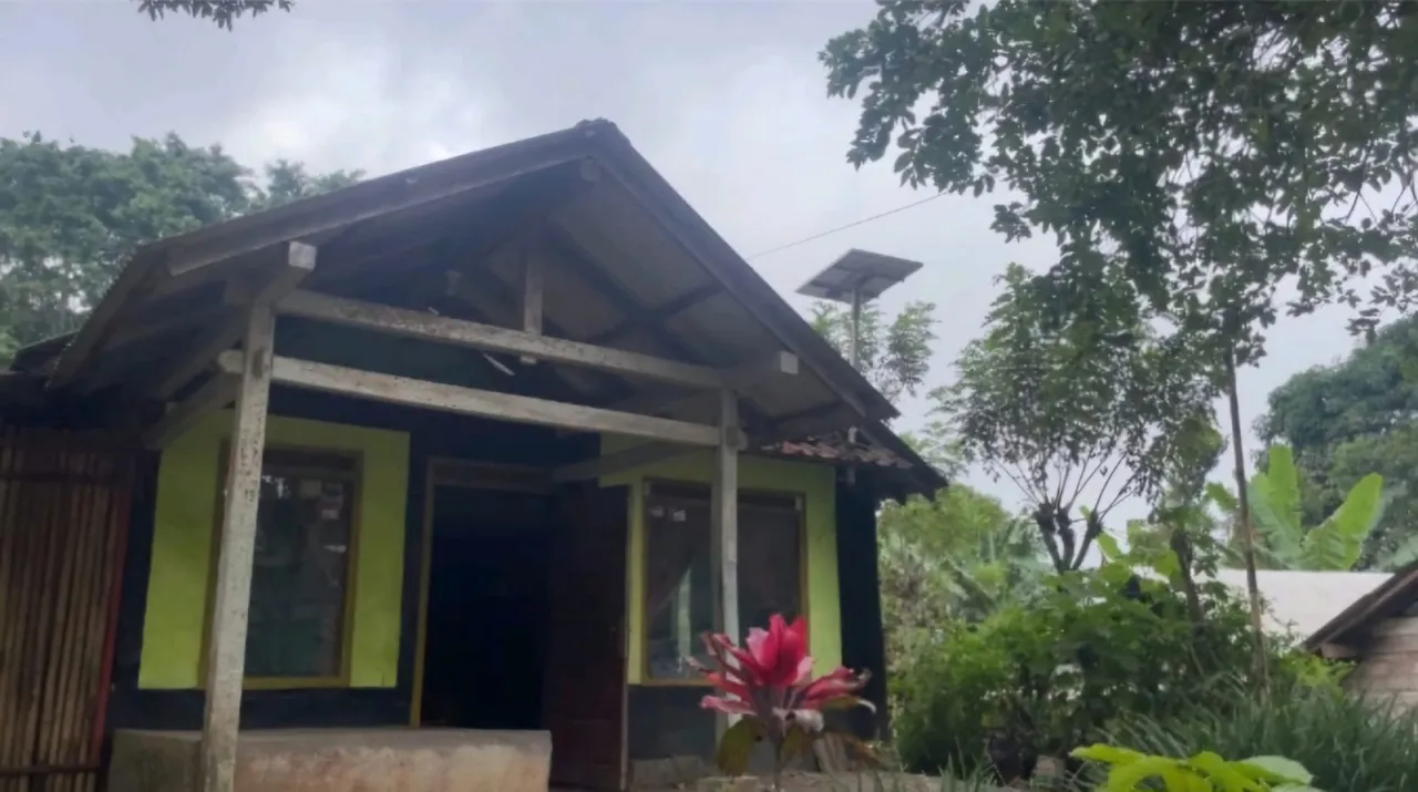 Dinas ESDM Jatim Beri Bantuan PLTS Solar Home System di Kalipuro Banyuwangi