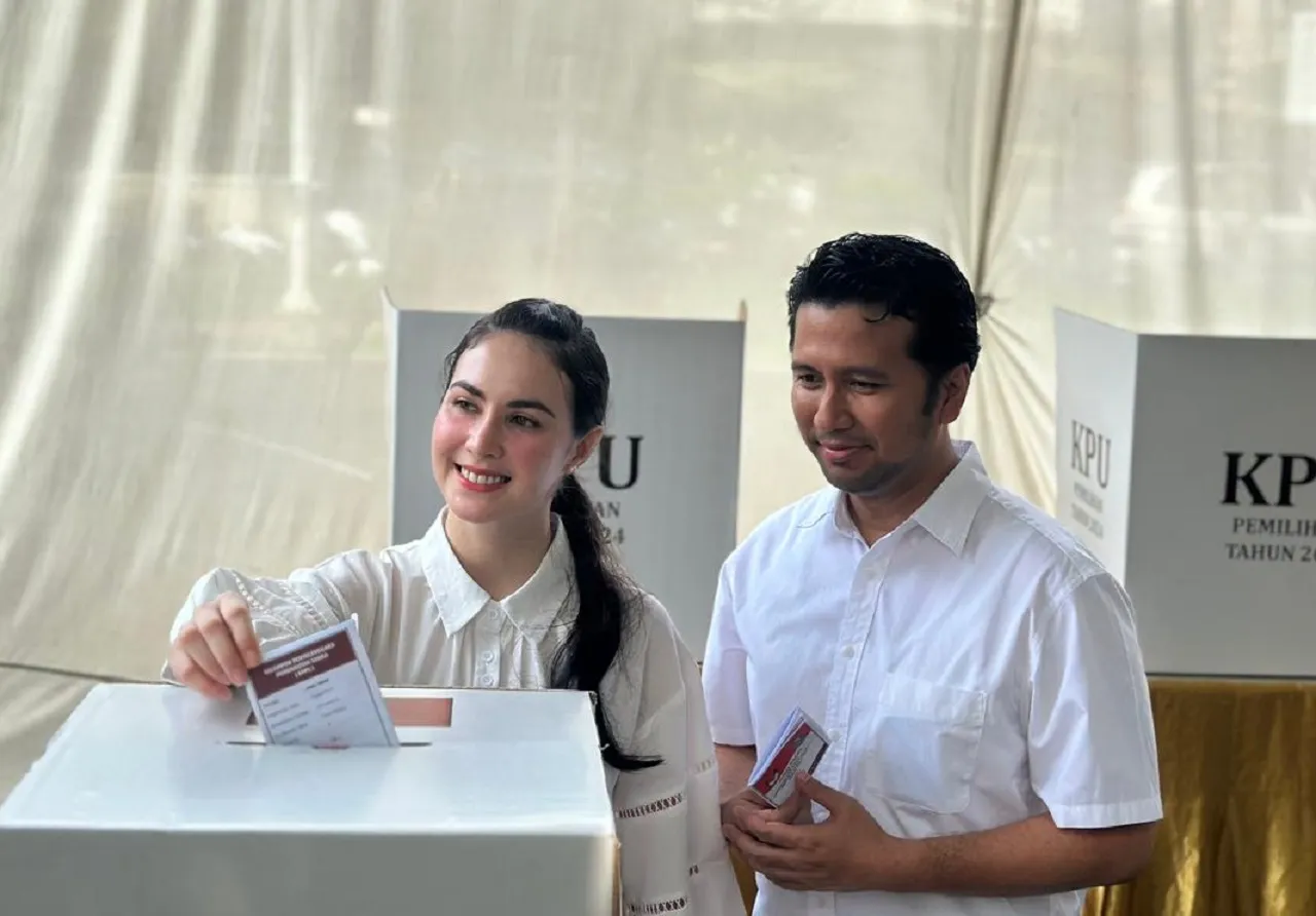 Emil Dardak dan Arumi Salurkan Hak Pilihnya di TPS 015 Margorejo Indah