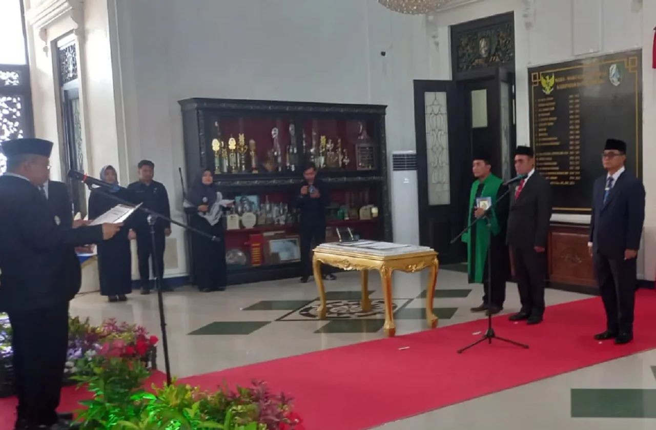 Baca juga : Pj Bupati Sampang Sukses Menghantarkan Anak Masnya Ke Eselon II