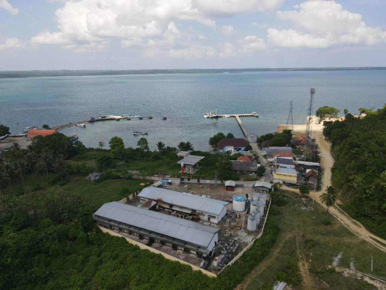 Operasikan Tower 20 KV,  PLN Terangi Ratusan Rumah di Pulau Mamburit