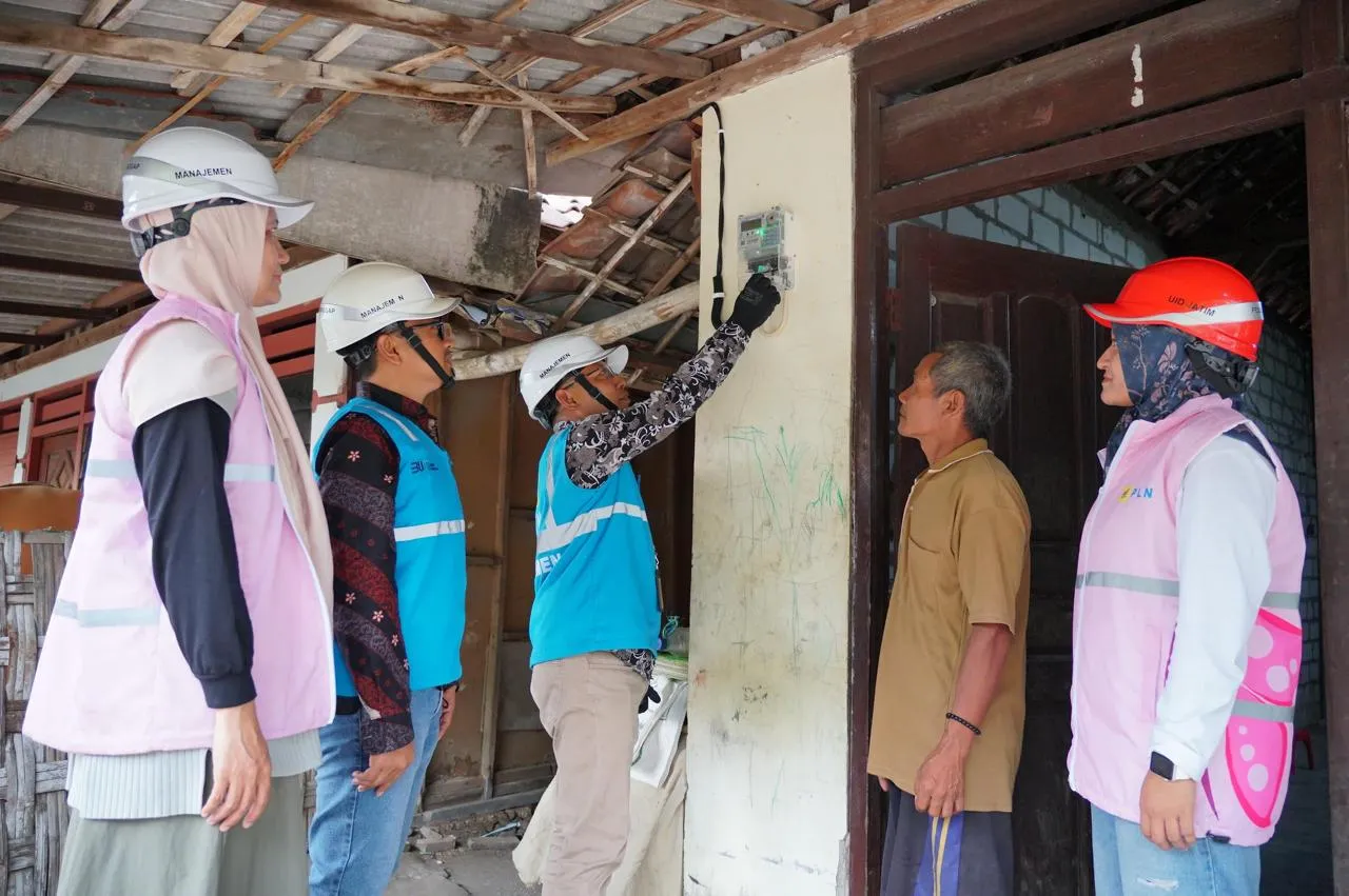 Sambut Nataru, PLN Sambung Listrik Gratis Warga Tidak Mampu