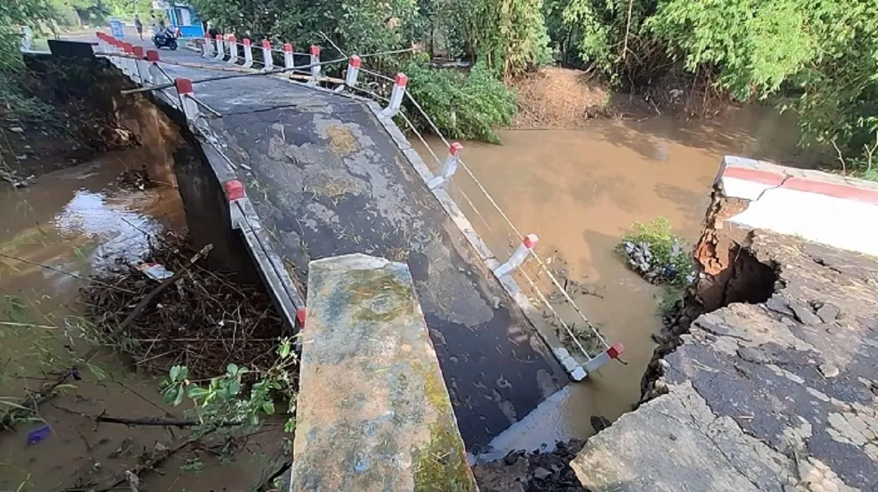 Jembatan Penghubung Antar Desa di Ngawi Putus Total Diterjang Banjir