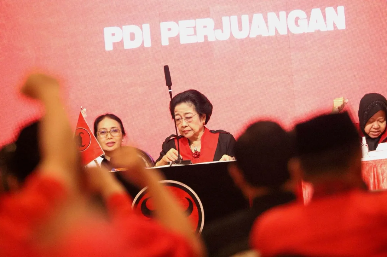 Survei Risma Masih Dibawah Khofifah, Megawati Rela Turun Gunung di Jatim