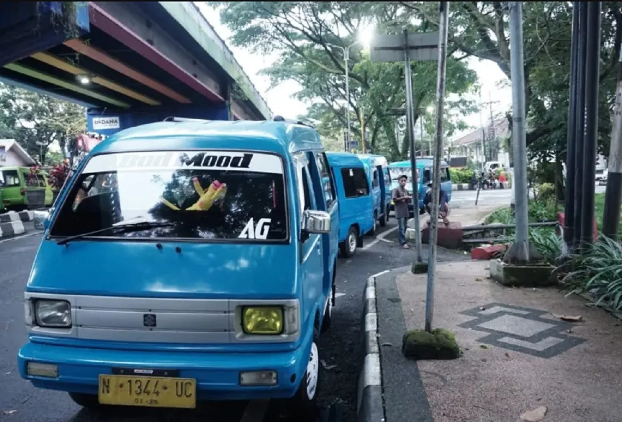 Sopir Angkot di Malang Keluhkan Penerapan Bayar BBM Pakai QR Code