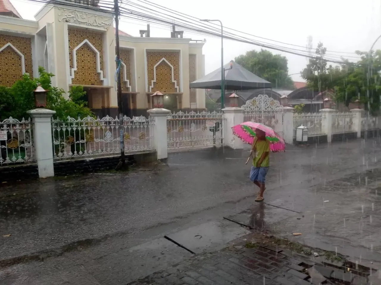 Hore, Surabaya Mulai Hujan