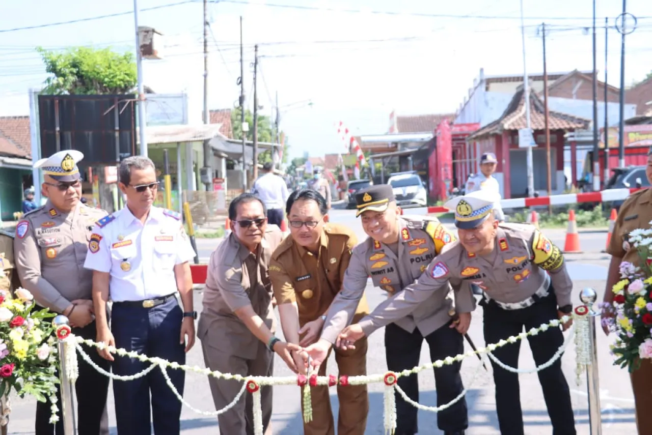 Kapolres Blitar Hadiri Peresmian Pengoperasian Palang Pintu dan Pos Jaga Perlintasan Kereta Api