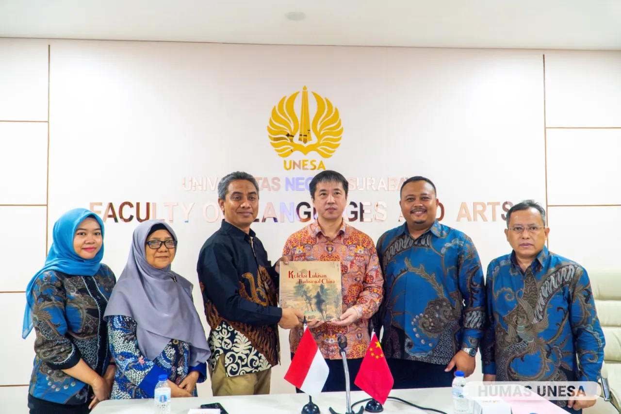 Konjen Tiongkok di Surabaya dan UNESA Serah Terima Donasi Buku Simbolis “Perpustakaan Cheng Hoo”