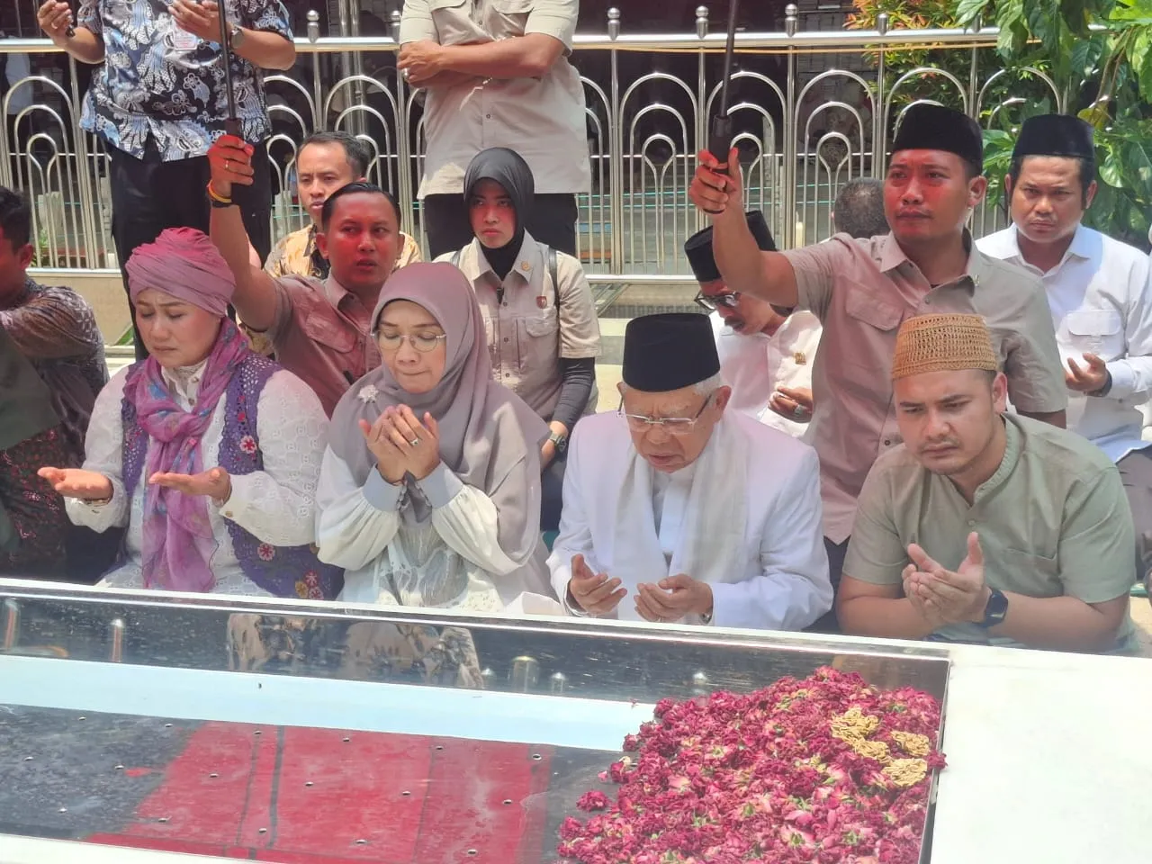 Kiai Ma'ruf Amin dan Luluk Ziarah ke Makam Sunan Ampel