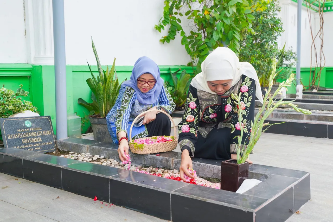 Hari Tenang Kedua, Khofifah Ziarah ke Makam Kiai Wahab Chasbullah dan Kiai Bisri Syansuri di Jombang