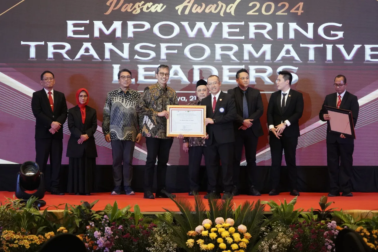 Dirut Bank Jatim Terima Penghargaan Dari Sekolah Pascasarjana Unair