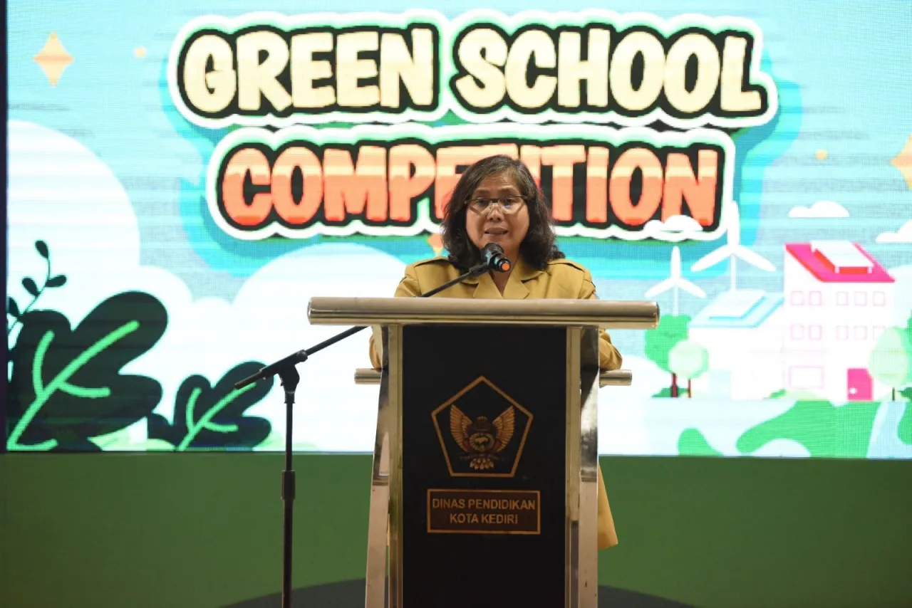 Pj Wali Kota Kediri Apresiasi 10 Sekolah SD dan SMP Terbaik