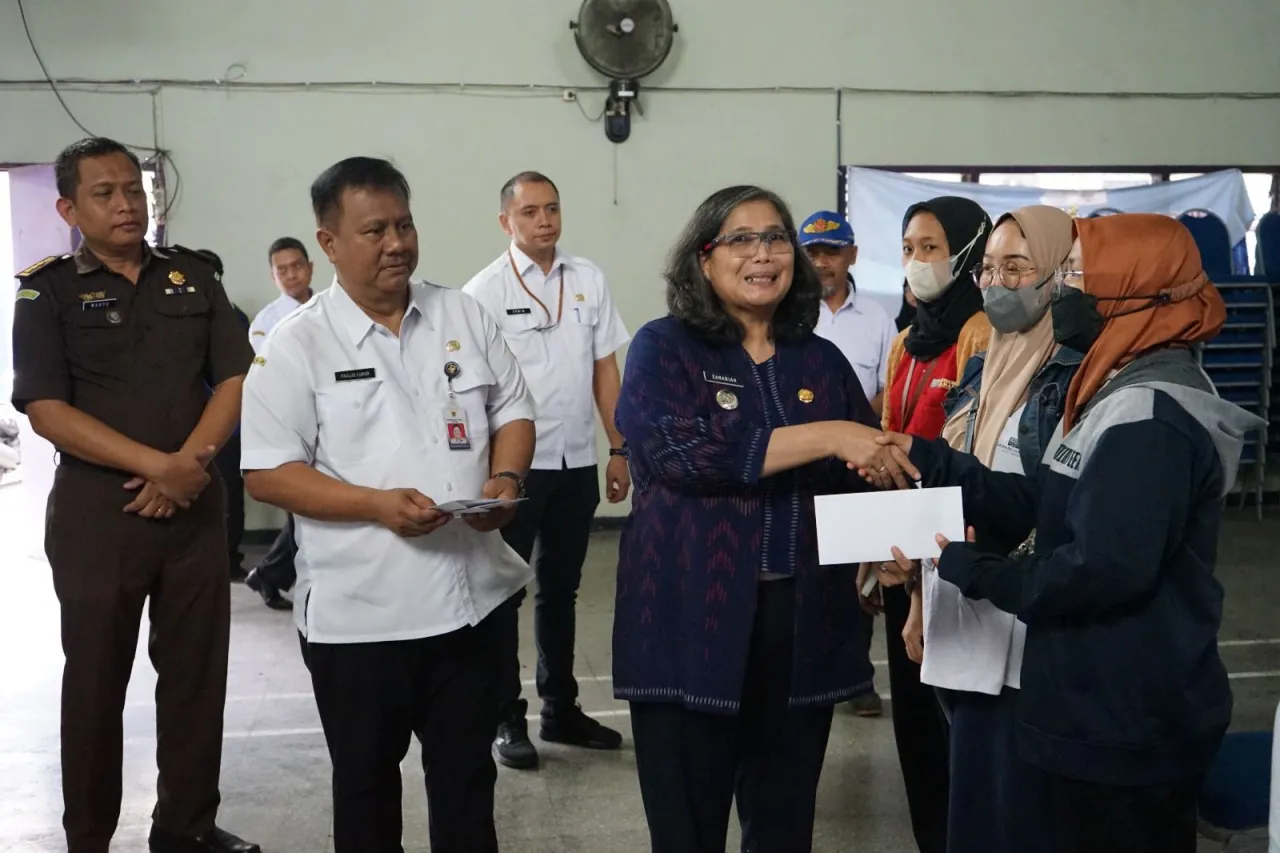 Pj Wali Kota Kediri Salurkan BLT DBHCHT untuk Buruh Pabrik Rokok Susulan