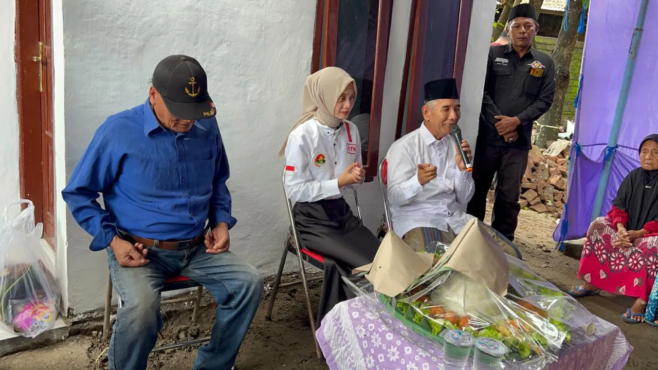 Bedah Rumah Selesai, Ketua RSTN Kota Kediri Vinanda Prameswati Serahkan Kunci Rumah Baru Rohman
