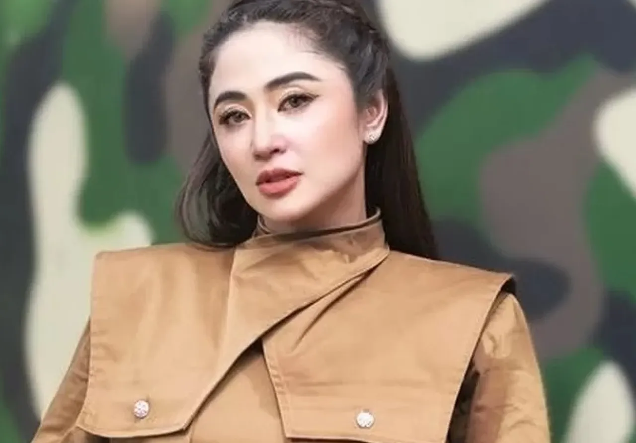 Dewi Perssik, Tangkap Pria Ekshibisionis dari Belakang
