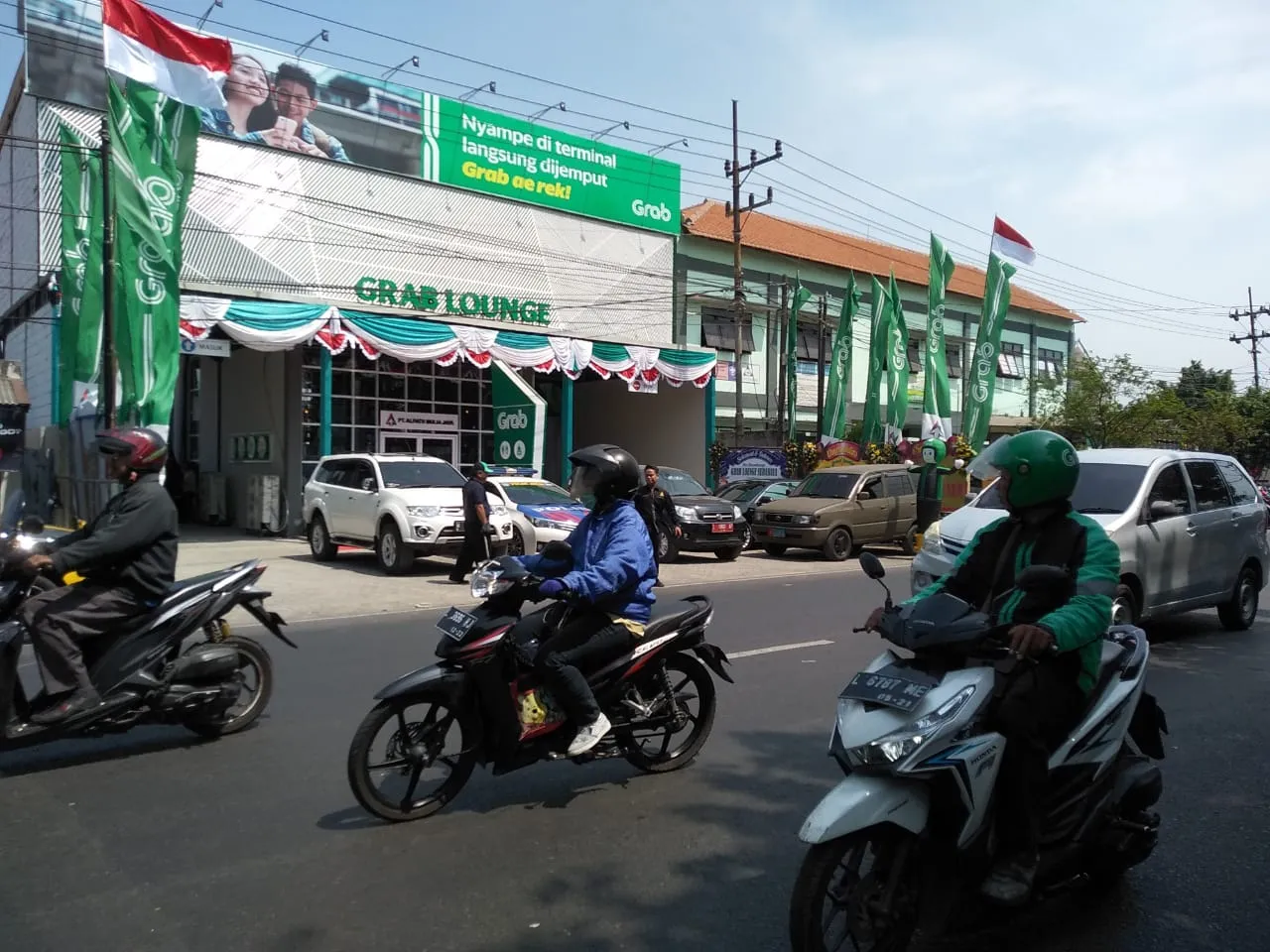 Picu Kemacetan, Grab Lounge di Luar Terminal Purabaya Jadi Sorotan