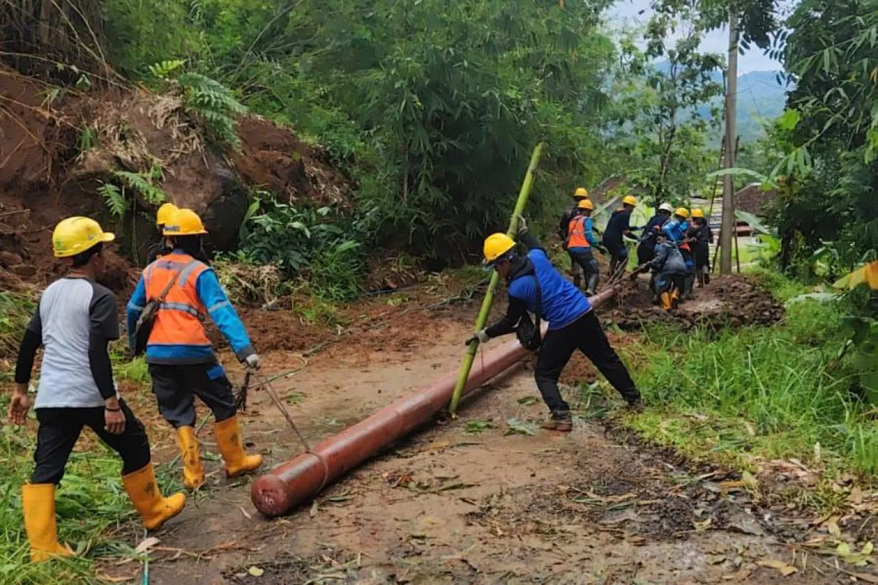 PLN Berhasil Pulihkan Kelistrikan Pasca Cuaca Ekstrem di Beberapa Wilayah Jawa Barat