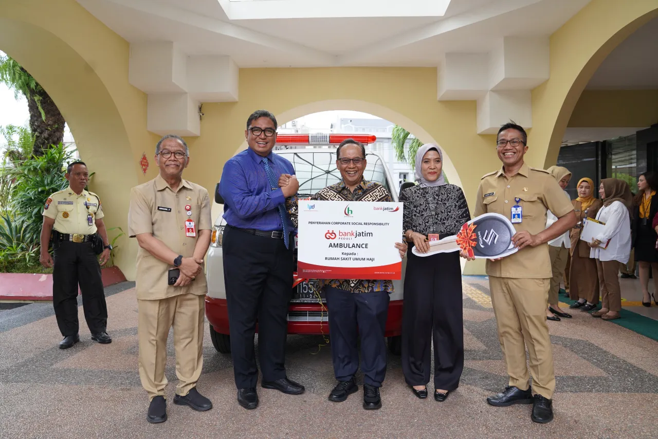Tingkatkan Pelayanan Kesehatan, Bank Jatim Serahkan CSR Ambulance Kepada RSUD Haji Provinsi Jatim