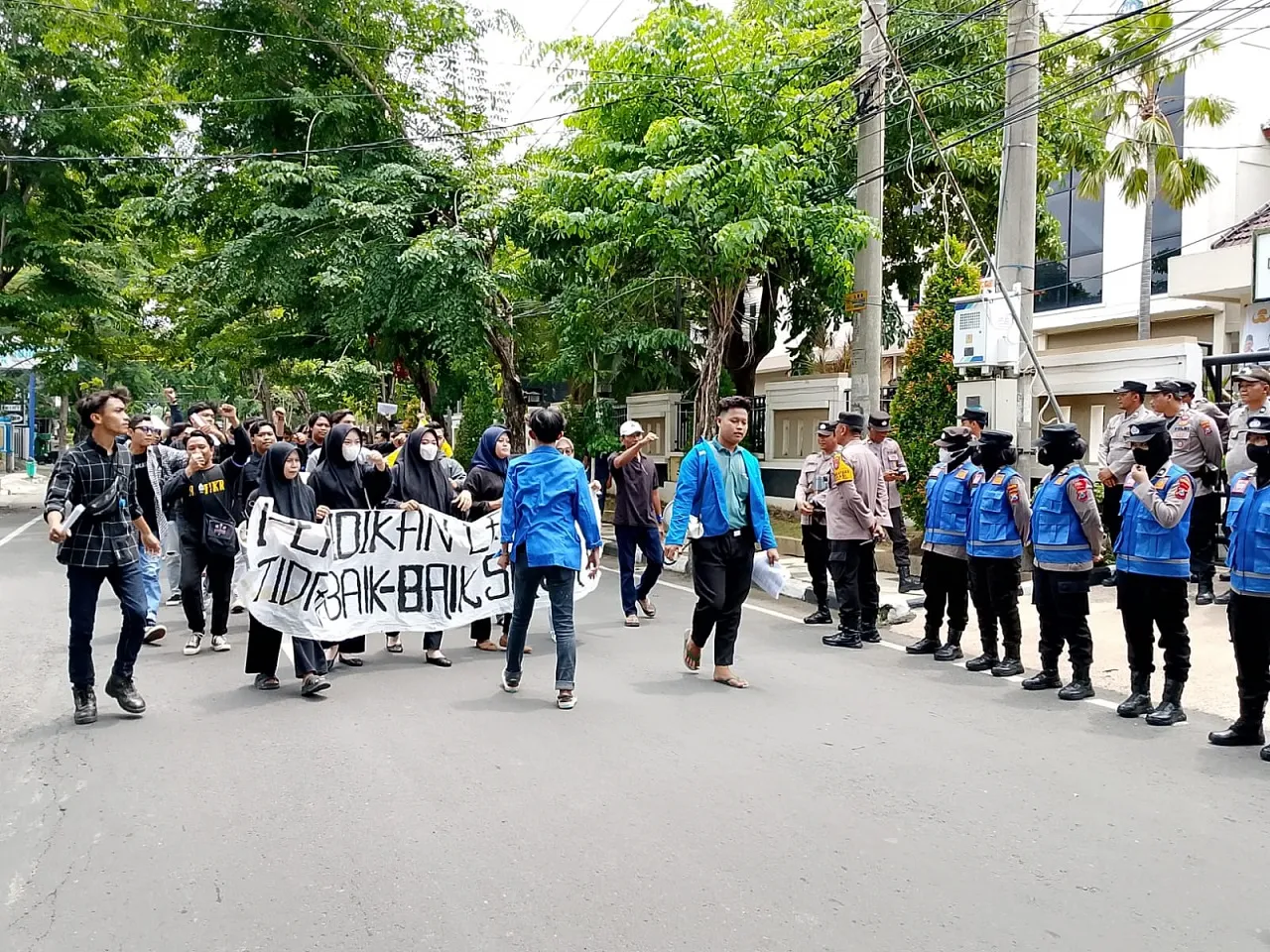 Puluhan Aktivis PMII Turun Aksi, Pertanyakan Pungutan dan Penahanan Ijazah Marak Terjadi di Lamongan