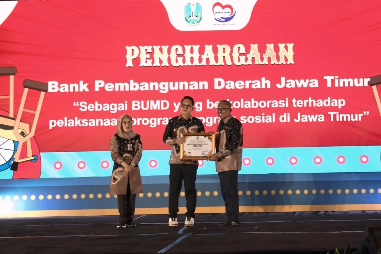 Peringatan Hari Disabilitas Internasional Jawa Timur,  Bank Jatim Raih Penghargaan dari Pemprov