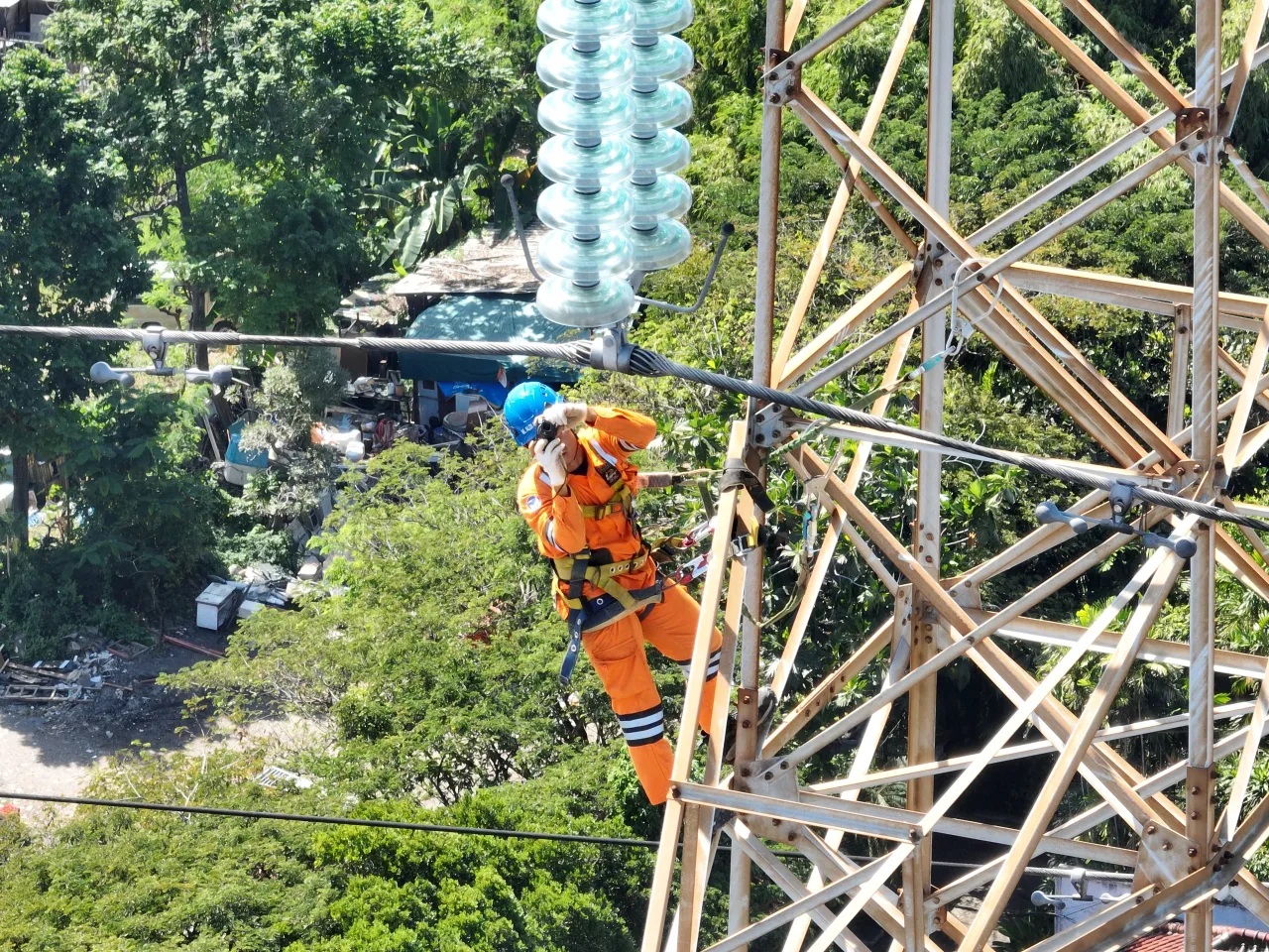 Lakukan Climb Up Inspection, PLN Pastikan Keandalan Pasokan Listrik Ke Madura Aman Jelang Nataru
