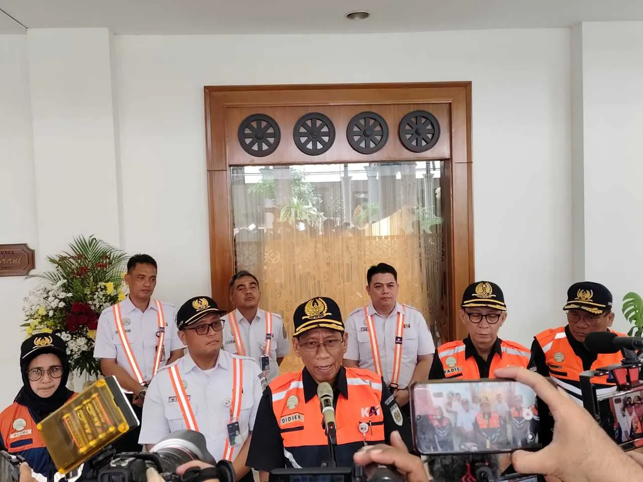Jelang Nataru, Dirut PT KAI Inspeksi Jalur Kereta dan Siapkan 3,5 Juta Tiket Penumpang