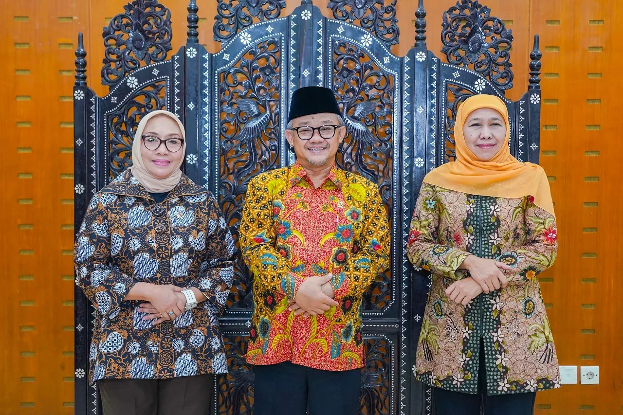 Khofifah Temui Mendikdasmen, Usulankan Regulasi Penggunaan Medsos Bagi Anak hingga MBG