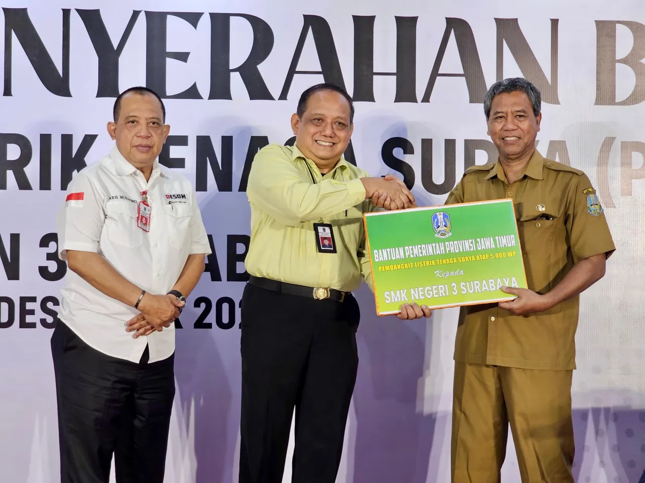 Dukung Green Energy, Pemprov Jatim Serahkan PLTS ke SMKN 2 dan 3 Surabaya