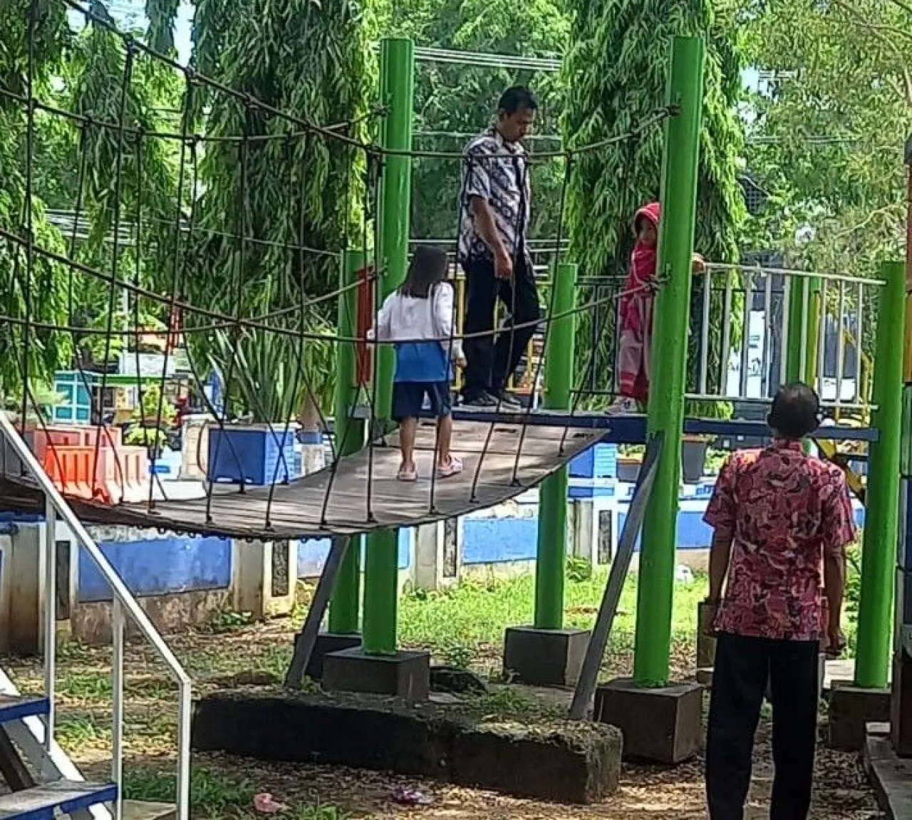 Kadis DLH Sampang Turun Gunung Periksa Keamanan Peralatan Bermain