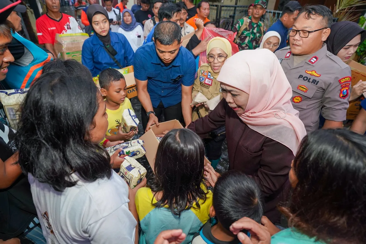 Khofifah Beri Solusi Pemompaan Genangan dan Bantuan Bagi Terdampak Banjir di Waru Sidoarjo