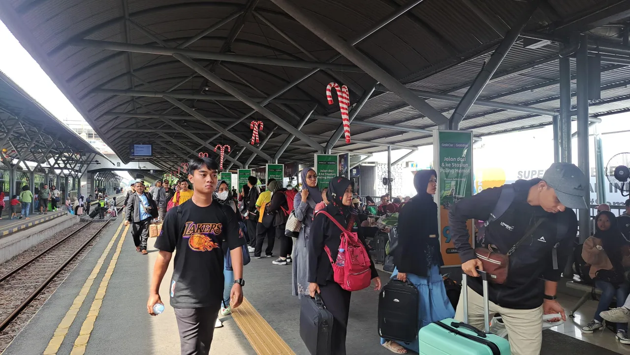 Masuki Libur Nataru, Pengguna KA Semakin Padat