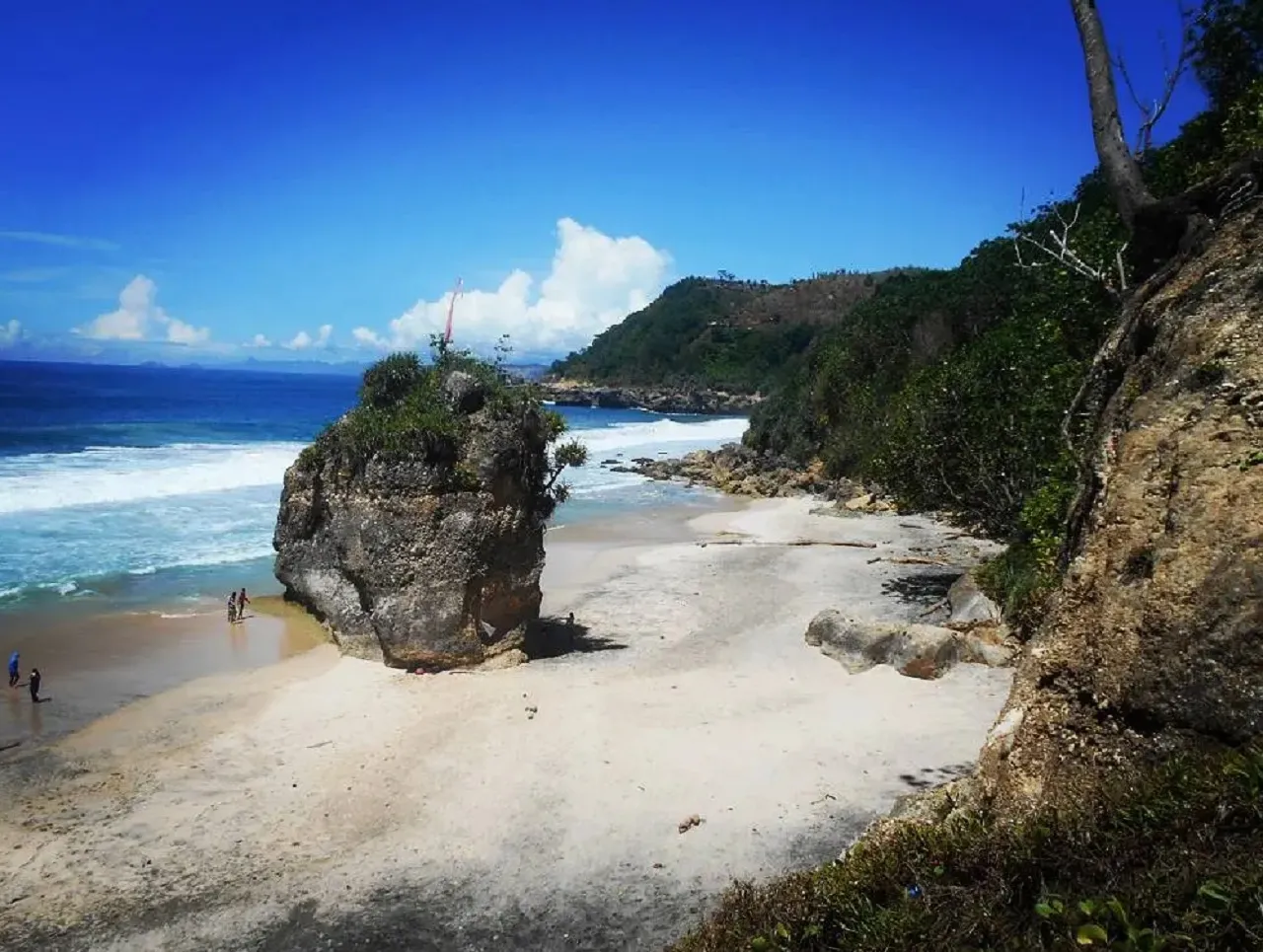 Pantai Lumbung, Wisata Eksotis Hamparan Pasir Putih di Bawah Tebing