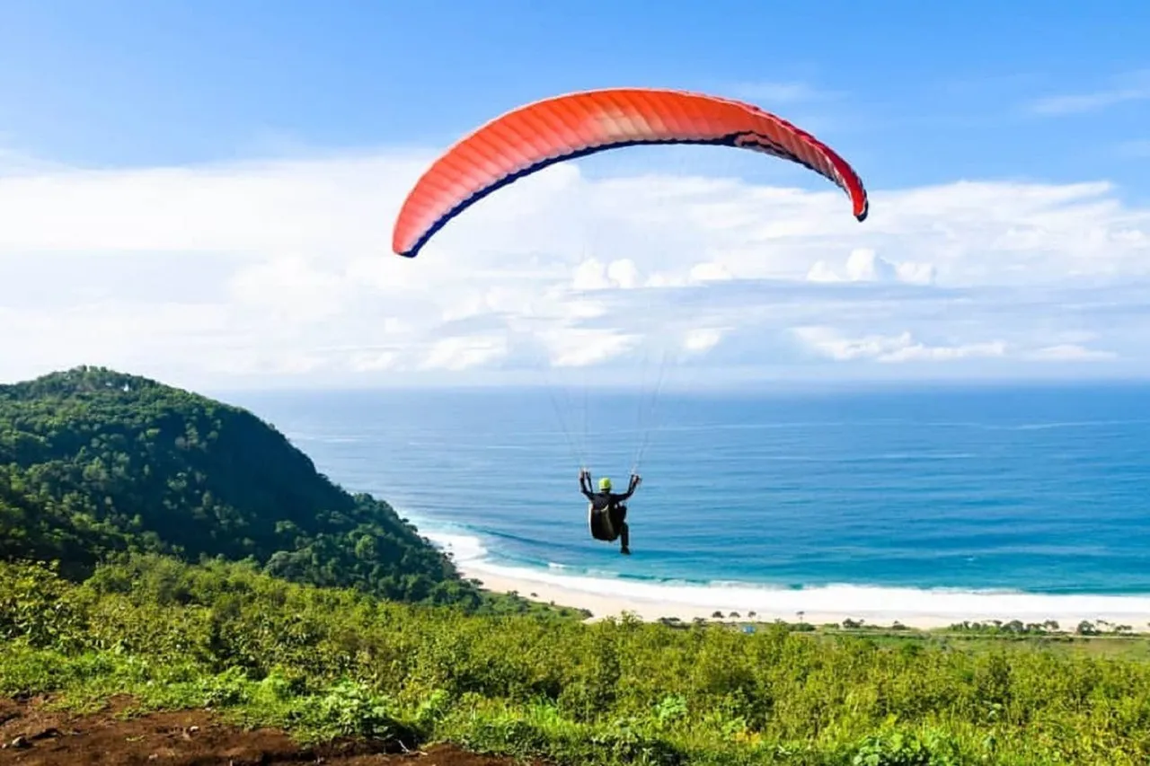 Pantai Modangan, Tawarkan Pengalaman Paralayang dengan View Estetik