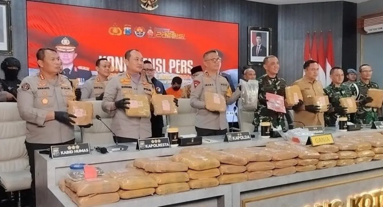 Baca juga : 166,58 Kg Ganja Nyaris Diedarkan di Jatim, 6 Pelaku Jaringan Antar Propinsi Dibekuk Polisi