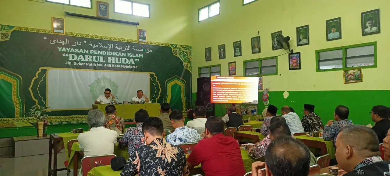 Pastikan Penanganan Bencana, Pj Wali Kota Mojokerto Rapat Darurat di Lokasi Terdampak Banjir