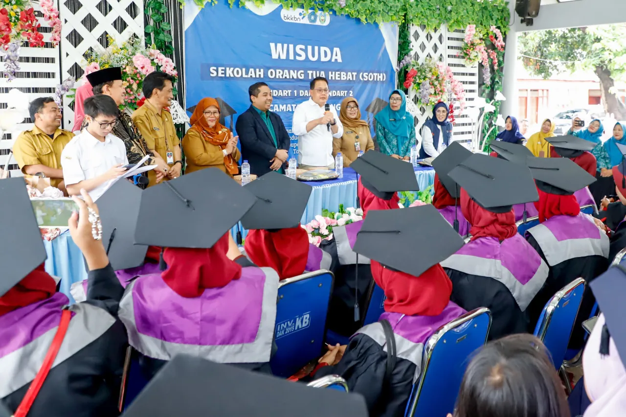 Pj. Gubernur Jatim Mampir Dadakan ke Wisuda Sekolah Orang Tua Hebat