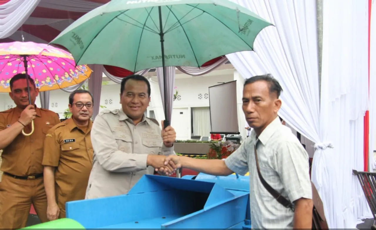Pemkab Pasuruan Serahkan Bantuan Sarpras Peternakan DBHCHT 2024