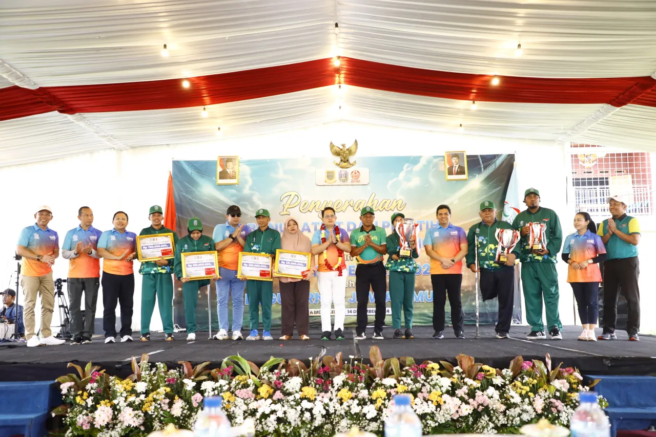 Pj. Gubernur Jatim Serahkan Bonus Atlet dan Pelatih Peparnas XVII Jateng