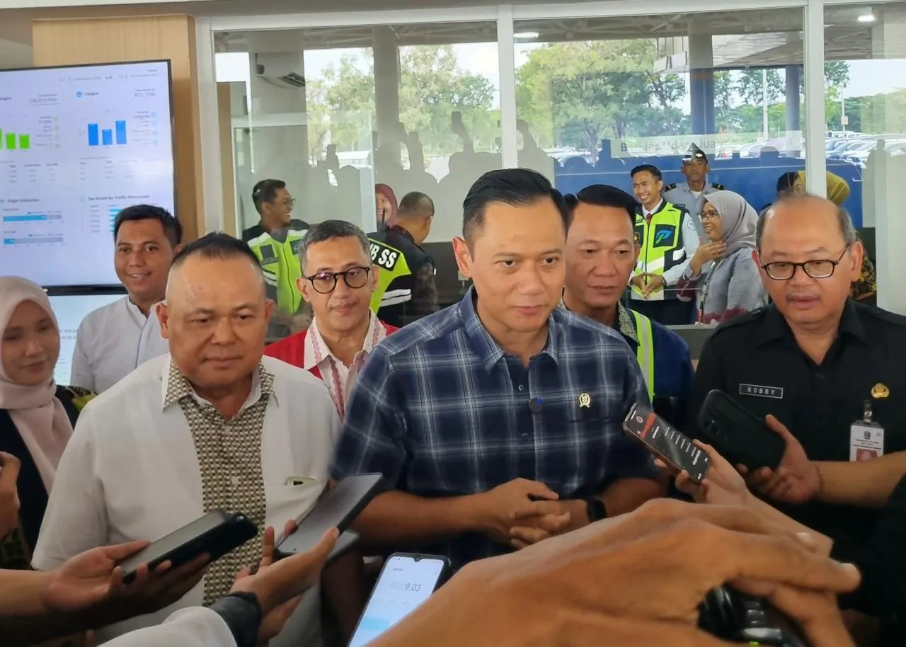 Sidak Bandara Juanda Menko AHY Minta Jangan Ada Pesawat Terlambat saat Libur Nataru